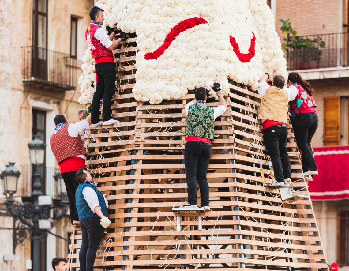 confección del manto de flores en la ofrenda a la virgen en las fallas de valencia